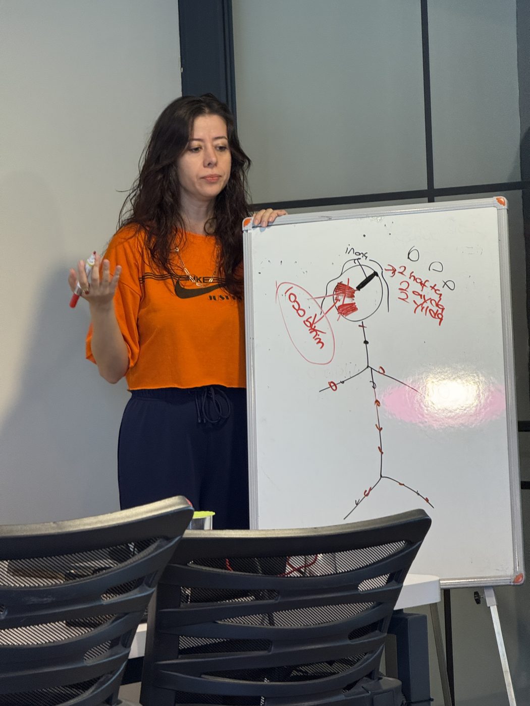 Öykü Esra Kara atölyede beyaz tahtada 1000 birim enerji örneğini anlatırken
